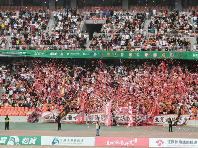 球迷撒纸活动